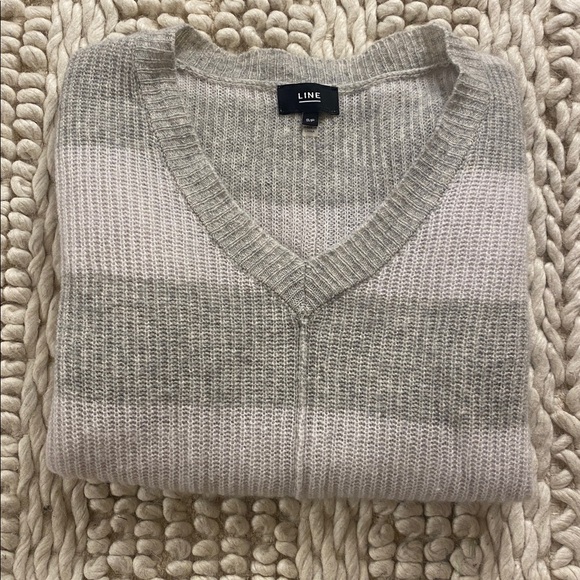 LINE Cashmere V-Neck Sweater • 100% Cashmere • Size S/P - Picture 6 of 6
